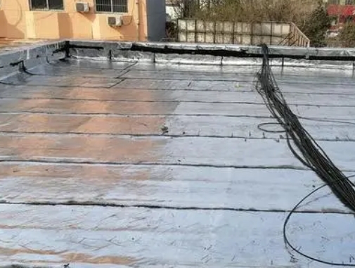 南京卫生间漏水维修公司分享下南京屋面楼顶防水刚性防水层施工要点。